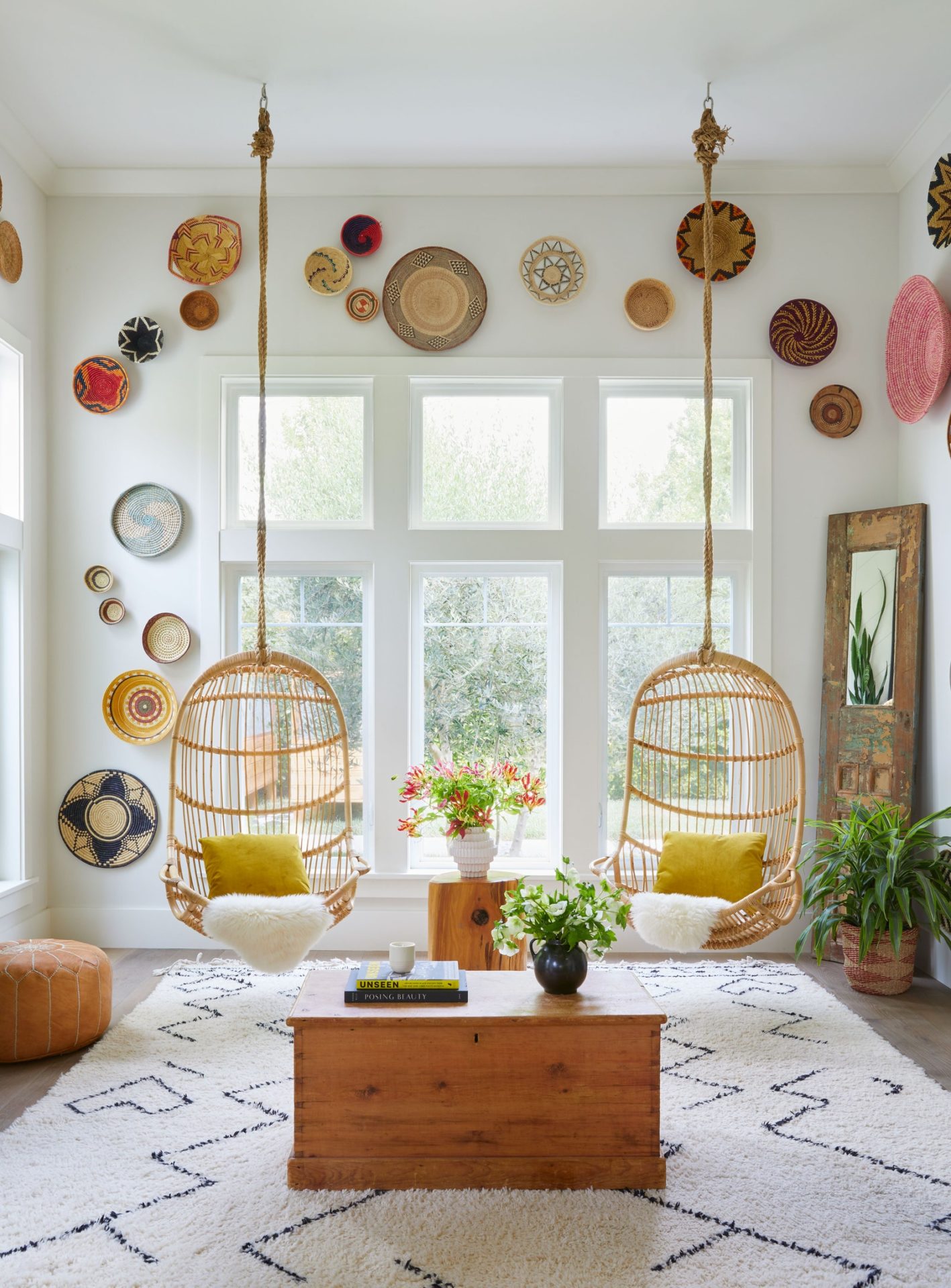 Decor With Dishes On The Wall